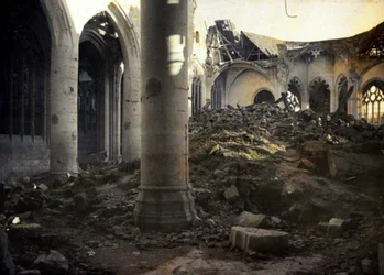 Het interieur van de zwaar beschadigde kerk, Roye, Somme, Frankrijk, 1917
